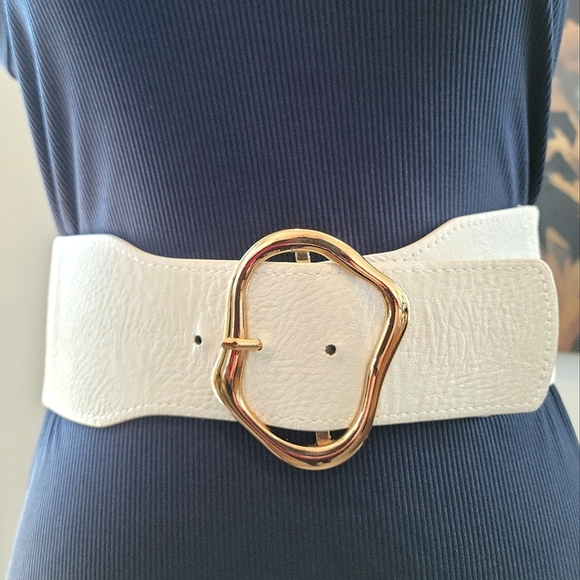 💥FREE with 3/$30 BUNDLE💥 White Belt with Gold Buckle - Picture 1 of 7